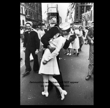 V-J Day Times Square Kiss PHOTO Navy Sailor Nurse World War II FAMOUS KISS picture