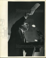 1964 Press Photo Governor George Wallace of Alabama emphasizes a point picture