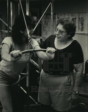1985 Press Photo Enriqueta Gonzalez and Rosa Svien Community Center Milwaukee picture