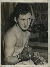1940 Press Photo Boxer demonstrates the term glass jaw - net34528 picture