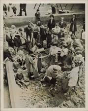 1939 Press Photo Children help soldiers fill sandbags at Finsbury Park, London picture