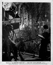 HOLLYWOOD 1938 Errol Flynn as Robin Hood + OLIVIA DE HAVILLAND ON SET PHOTO MA77 picture