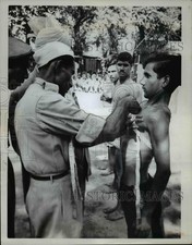 1962 Press Photo Delhi India man takes measurement test to join Indian Army picture