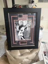 George Mendonsa REAL hand SIGNED Times Square Kiss V-J Day Photo, PSA Graded Num picture