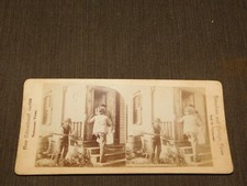 VINTAGE STEREOVIEW STEREOSCOPE CARD FUNNY EVERY KISS HAS ITS STING picture