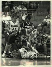 1995 Press Photo Wisconsin players Jenny Rhodes and others scramble against Iowa picture