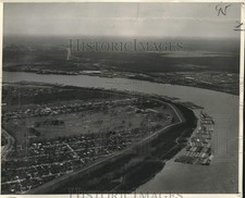 1966 Press Photo Fleet Of Barges Rounds Curve In Mississippi River - not04866 picture