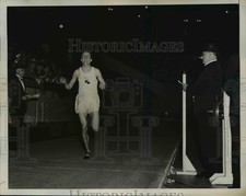 1936 Press Photo Joe McCluskey wins steeplechase at AAU track meet in NY picture