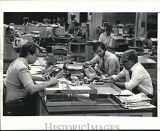 1987 Press Photo Employees at the Milwaukee Journal Newsroom Department picture