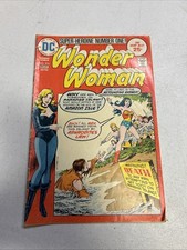 Wonder Woman # 216 3/1975 D.C. 25c Bronze-Age Batman Cameo 🦇 picture