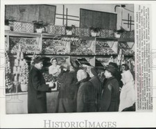 1962 Press Photo Citizens of Budapest line up to purchase fruit in a state shop. picture