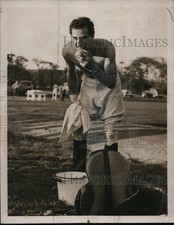 1939 Press Photo John Lakin of English polo team sponges off at a match picture