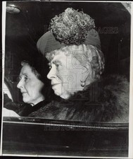 1953 Press Photo Dowager Queen Mary and lady-in-waiting return to London picture
