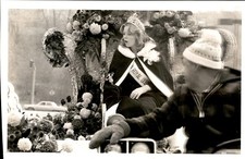 LG971 Original Photo ROYAL QUEEN ON PARADE FLOAT THRONE Cold Winter Beauty Queen picture