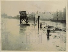 1936 Press Photo Hudson River covered by rising flood waters in Albany, New York picture