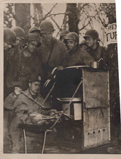 RARE WWII ALLIED TANK LUNCH TIME ROBERT CAPA VINTAGE 1940s ORIGINAL PHOTO 59 picture