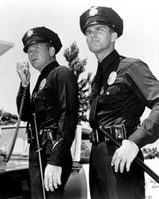 Adam 12 Martin Milner on police radio Kent McCord holds 4x6 Photo Print picture