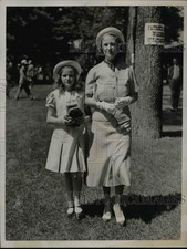 1936 Press Photo Mrs Earl Sande wife of jockey & daughter Jacqueline at track picture