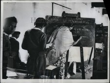 1963 Press Photo New Delhi India poor house teacher with beggars learn trade picture