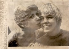 LD319 1973 Wire Photo A KISS FOR A COMPETITOR SKATERS KAREN MAGNUSSEN JANET LYNN picture