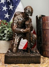 Ebros War Battlefield Kneeling Soldier 8.5
