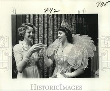 1976 Press Photo Mrs. Edward M. Simmons toasts daughter queen of the Comus ball picture
