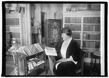 Photo:Mary Roberts Rinehart Reading in Library 1926 picture
