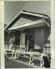 1977 Press Photo Workmen demolish abandoned house at 1726 Leonidas Street picture