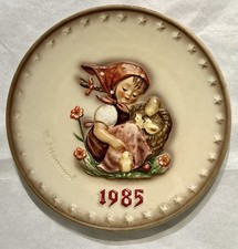 HUMMEL FIGURE PLATE 1985 HAND PAINTED GOEBEL PORCELAIN W GERMANY CHICK GIRL picture