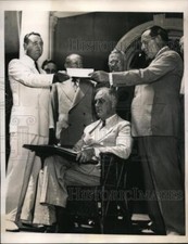 1939 Press Photo President Franklin Roosevelt & Receive Fund for Paralysis Fight picture
