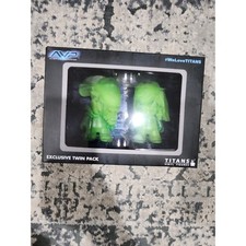 AVP Alien vs Predator Titans Vinyl Figures Exclusive Twin Pack Glow In The Dark picture