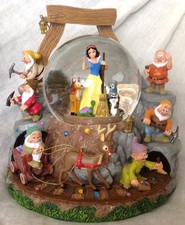 Disney Store limited edition Snow White snowglobe 2007 COA included picture