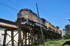 UP 5820 on PORTLAND WESTERN  @ ALBANY,OR_JUNE 2003   ORIGINAL TRAIN SLIDE picture