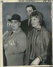 1968 Press Photo Marina Oswald Porter escorted by Sheriff Anthony Constanza picture