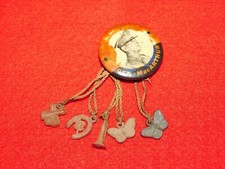 VINTAGE PINBACK BUTTON WWII GEN MacARTHUR AMERICA'S HERO picture