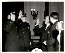 GA222 Original Photo 1950s NEW YORK CITY POLICE OFFICERS SWORN IN TAKE OATH picture