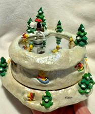 2002 Hallmark Peanuts Gallery It's Nice On The Ice Musical Figurine  IT WORKS picture
