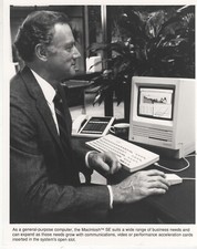 ITHistory PHOTO  (1980s) APPLE Macintosh SE Suits A Wide Range