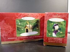 2000 Hallmark Keepsake Peanuts Doghouse Ornament Base w Lucy Ornament NIB picture