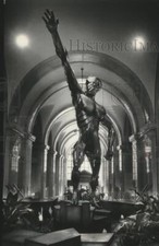 1971 Press Photo Metal statue of man adorns corridor in Milwaukee courthouse picture