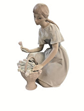 LLADRO #4720 GIRL WITH TULIPS FIGURINE MATTE FINISH picture