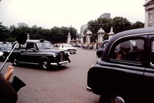 Oct 1984 Cool Old Cars Buckingham Palace Street Ektachrome Slide Ref D449 picture